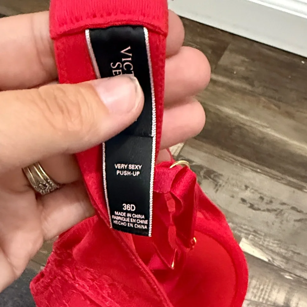 Victoria's Secret red Lace Push-Up Bra - Picture 3 of 4